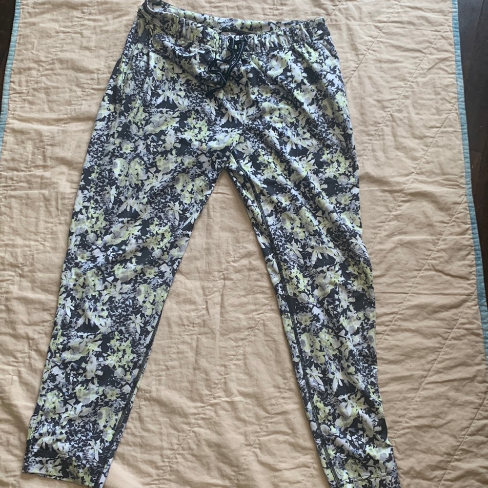Lululemon pants size 6